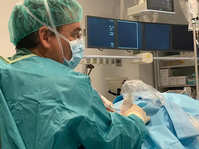 Dr. Fermin Garrido aplicando la Radiofrecuencia en un paciente