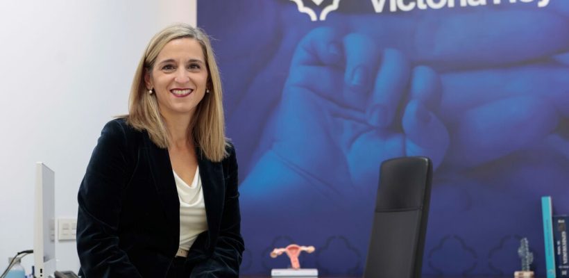 doctora-Victoria-Rey-en-su-clinica